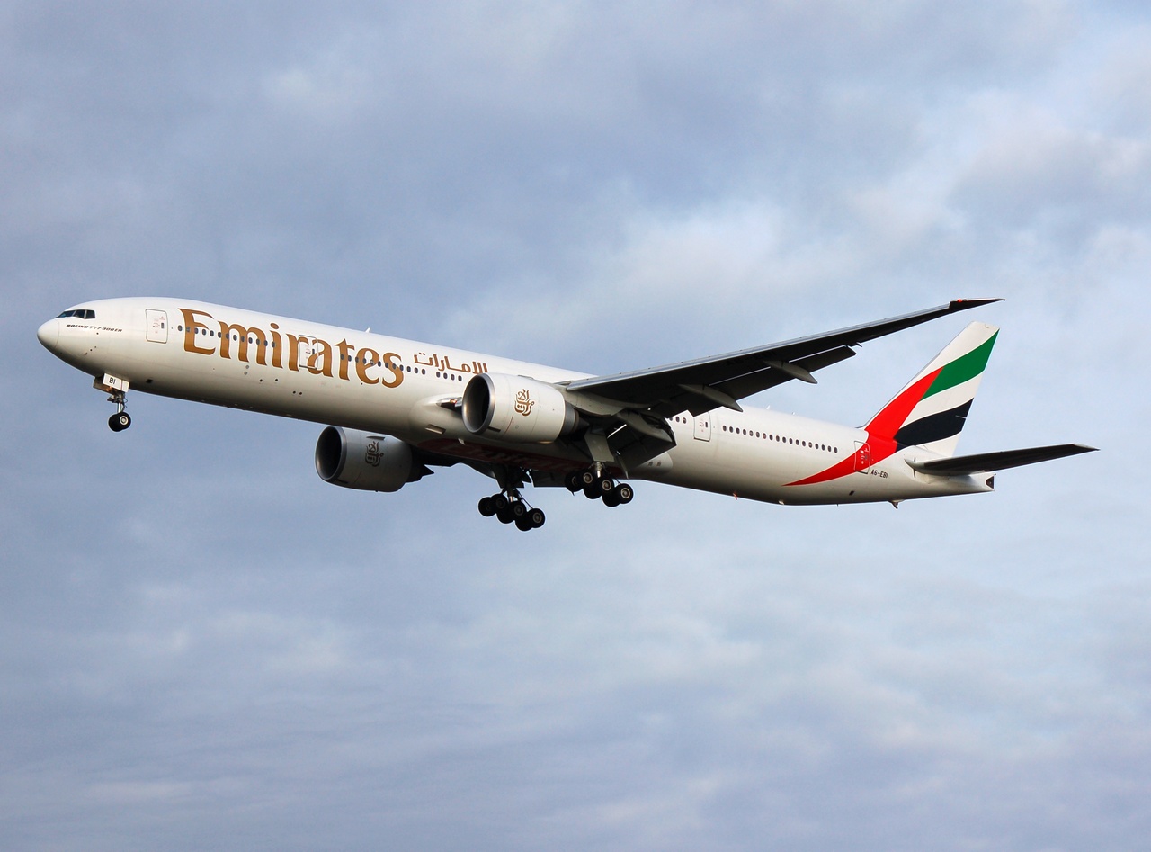 A6-EBI - 777-36N(ER) - Emirates - LGW - 10-12-2006