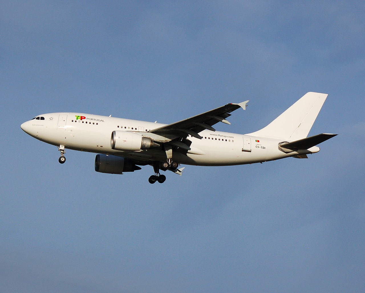 CS-TDI - A310-304 - TAP _ Air Portugal - LGW - 10-12-2006