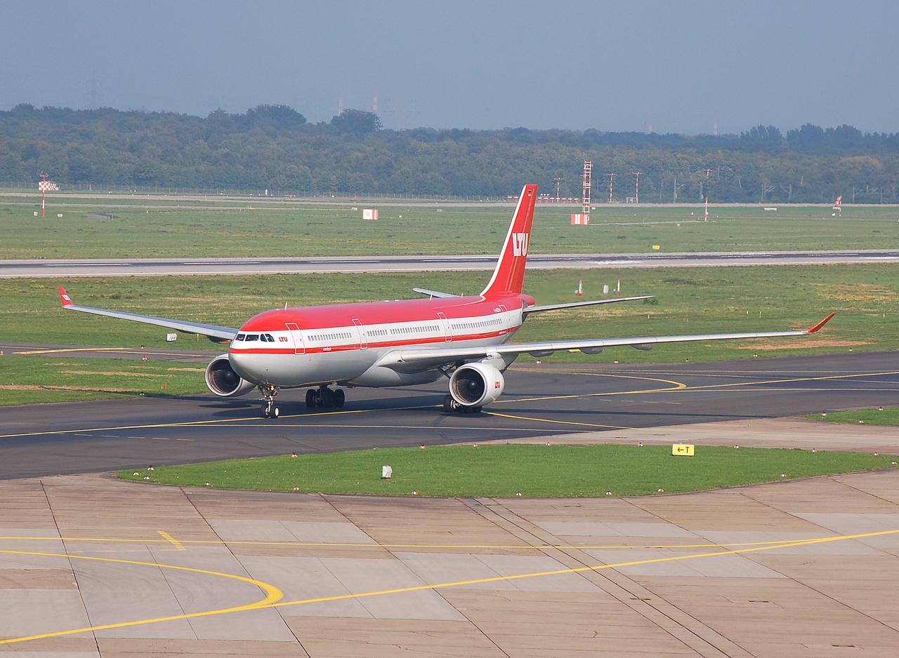 D-AERS - A330-322 - LTU International Airways - DUS - 14-10-2006