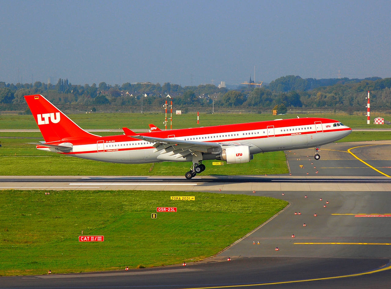 D-ALPH - A330-223 - LTU International Airways - DUS - 14-10-2006