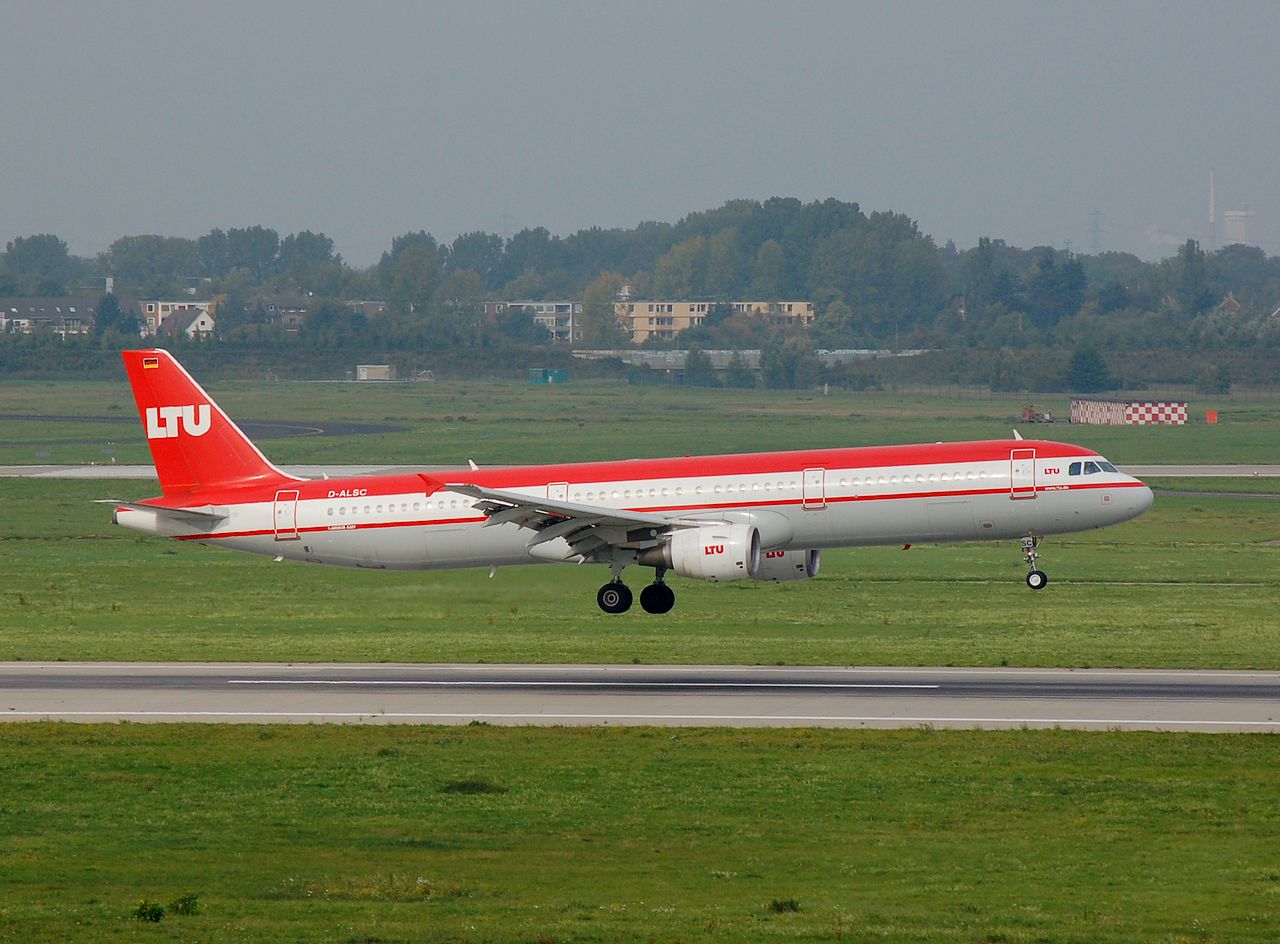 D-ALSC - A321-211 - LTU International Airways - DUS - 14-10-2006