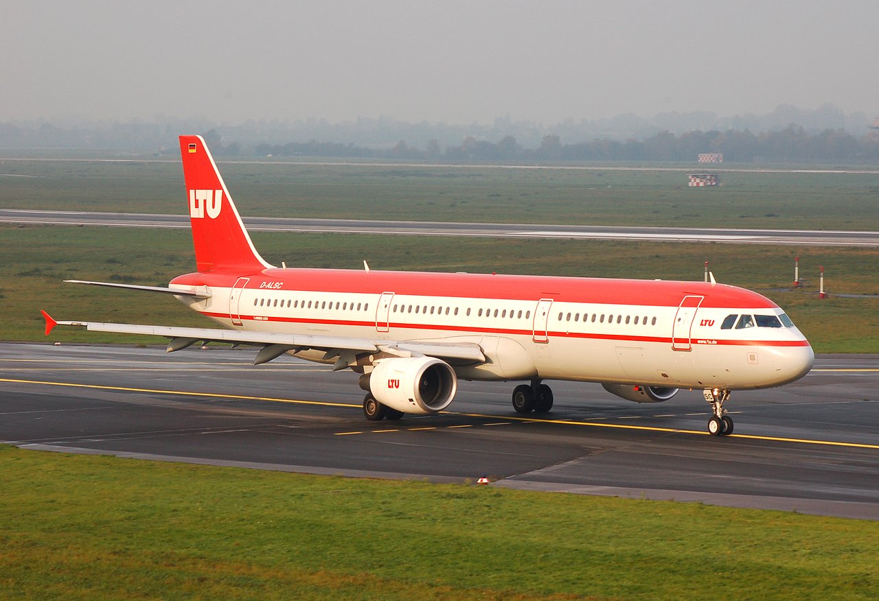 D-ALSC - A321-211 - LTU International Airways - DUS - 03-11-2006