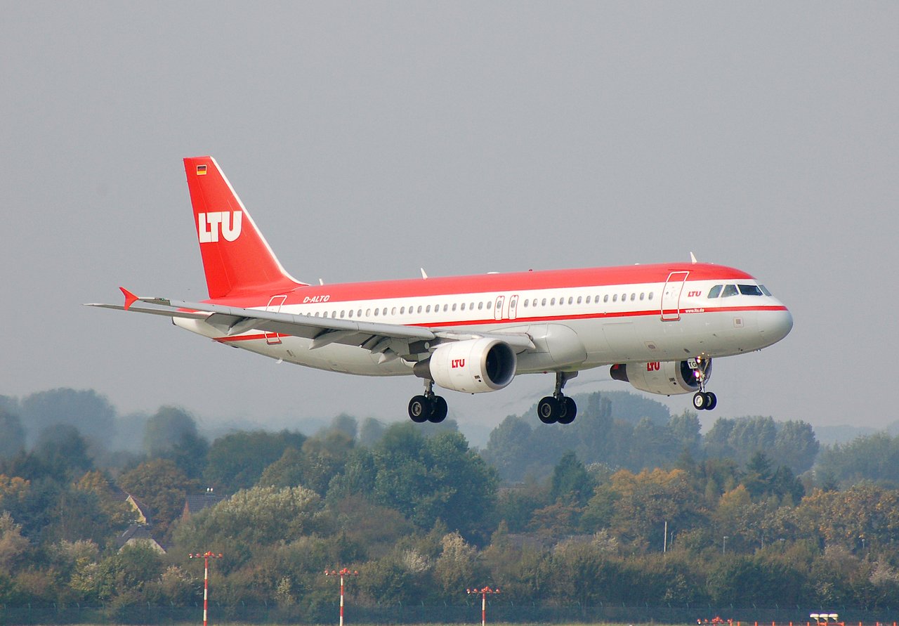 D-ALTD - A320-214 - LTU International Airways - DUS - 14-10-2006