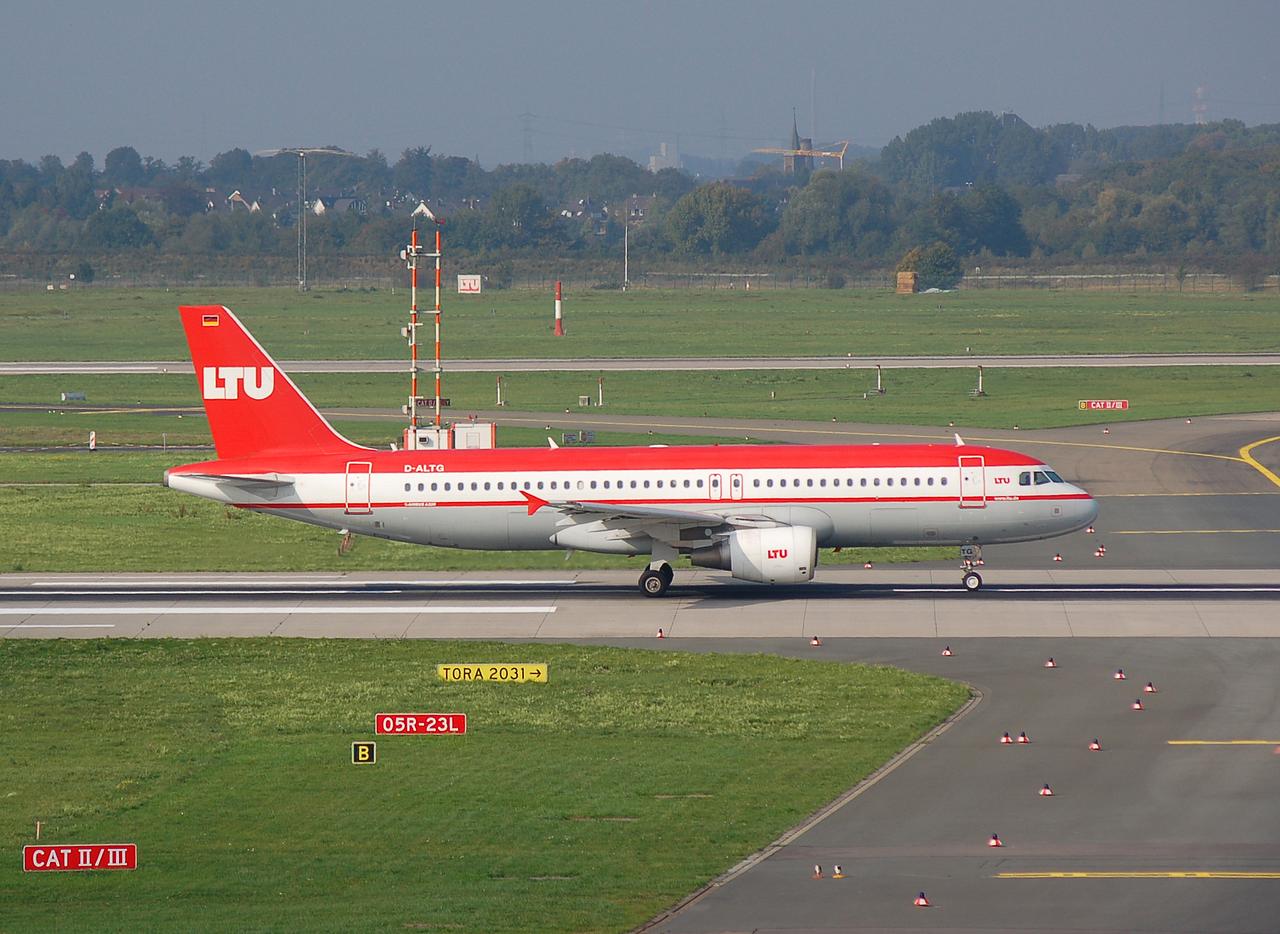D-ALTG - A320-214 - LTU International Airways - DUS - 14-10-2006