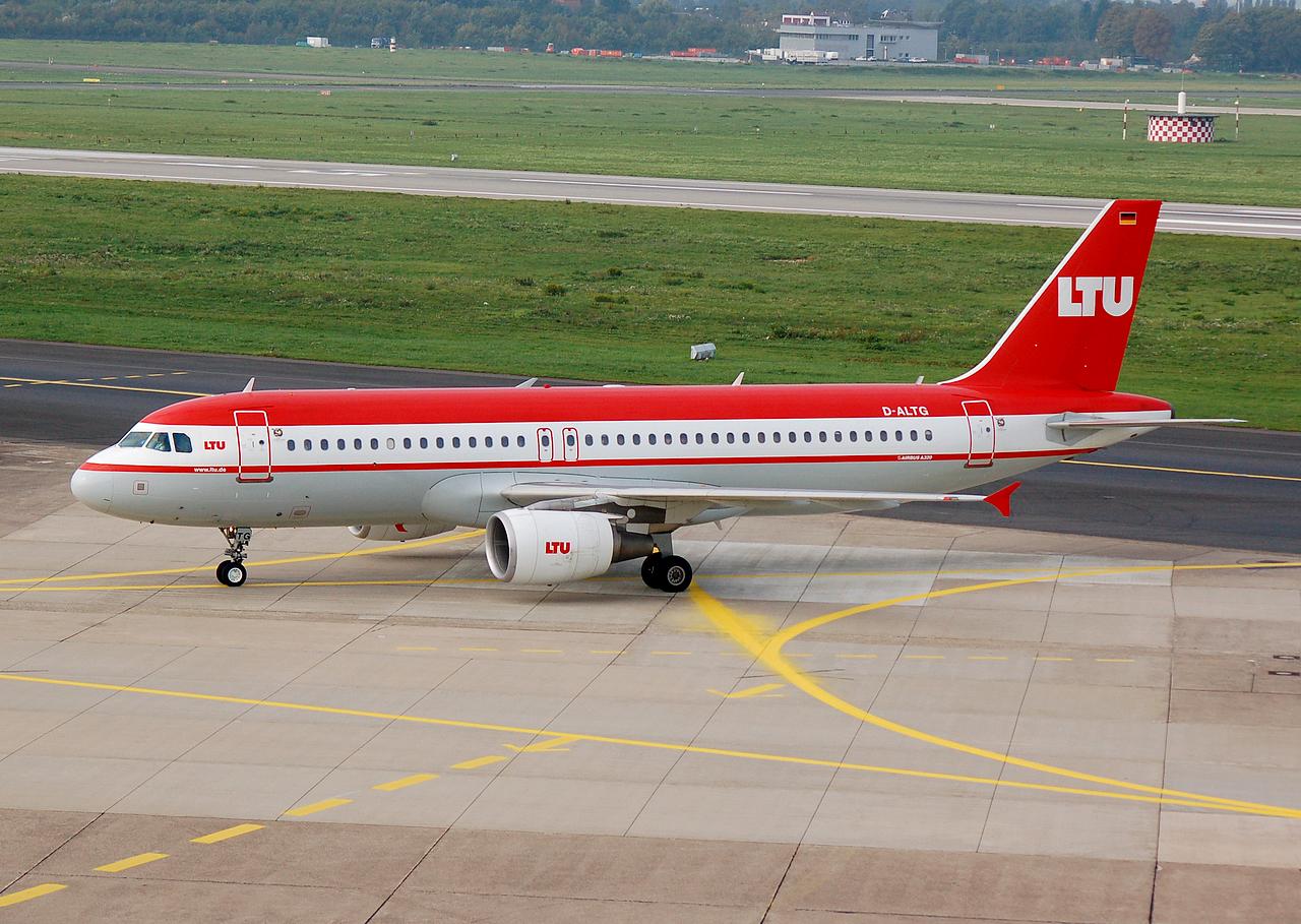 D-ALTG - A320-214 - LTU International Airways - DUS - 14-10-2006b