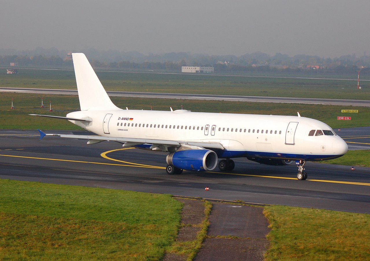 D-ANND - A320-232 - Blue Wings - DUS - 14-10-2006