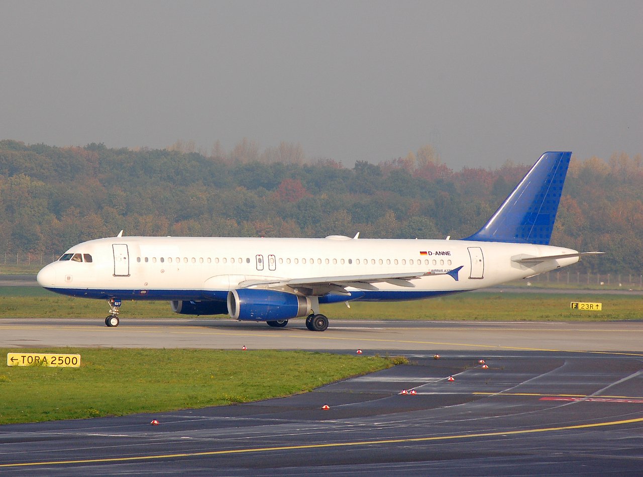 D-ANNE - A320-232 - Blue Wings - DUS - 03-11-2006b