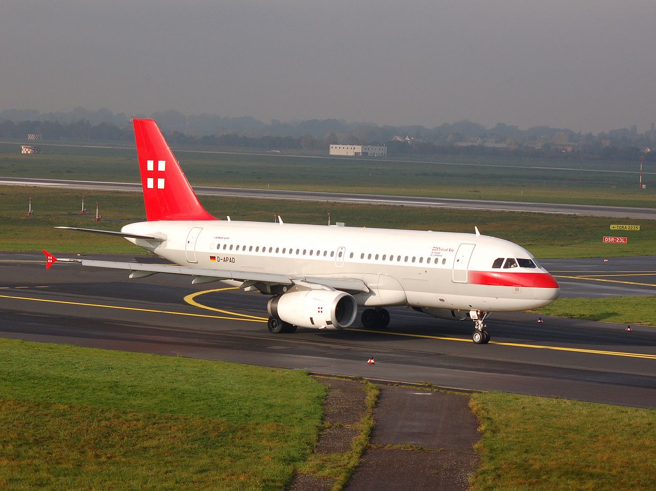 D-APAD - A319-132(LR) - PrivatAir - DUS - 03-11-2006