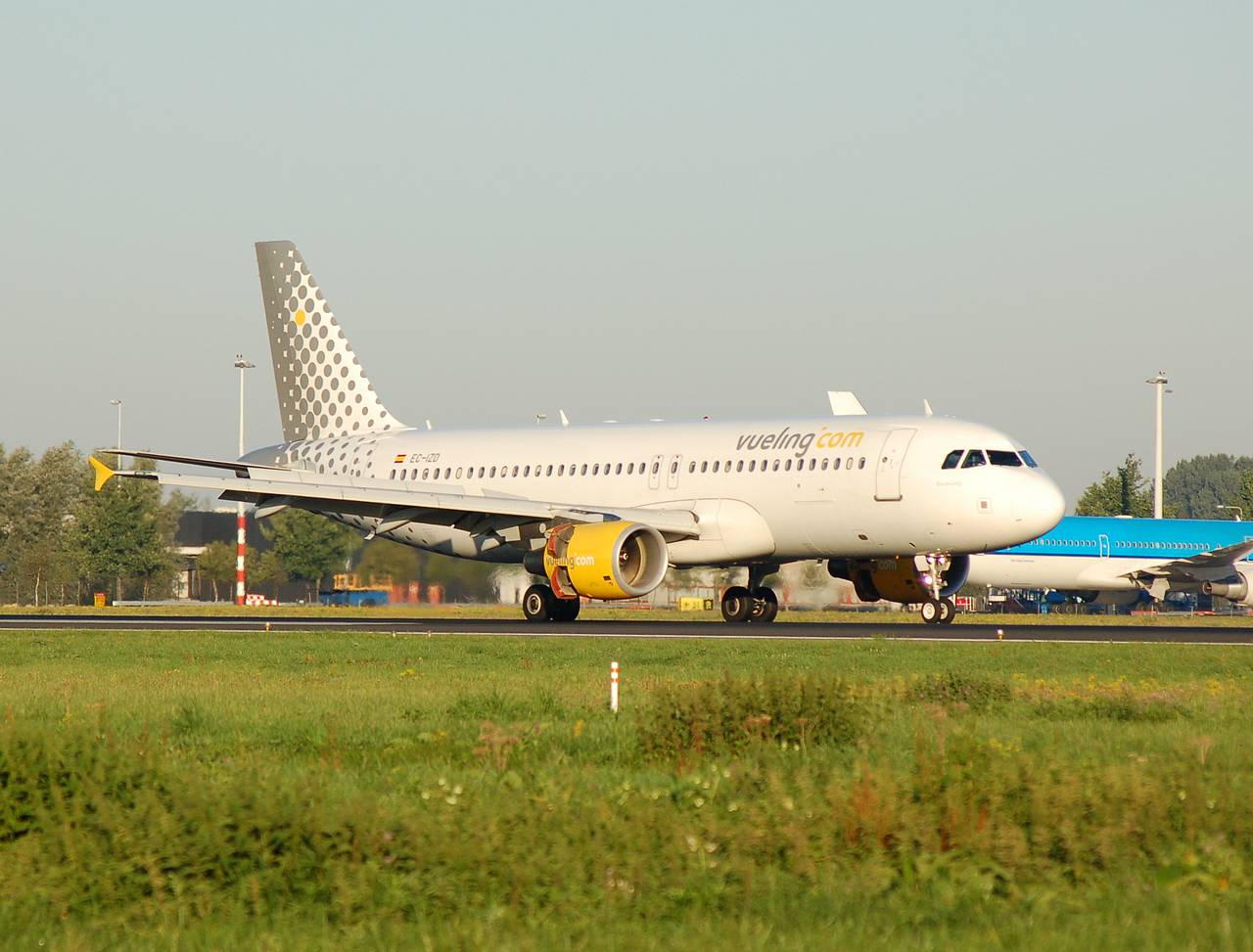 EC-IZD - A320-214 - Vueling - AMS - 10-09-2006