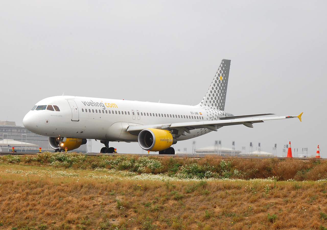 EC-JAB - A320-214 - Vueling - CDG - 17-09-2006b