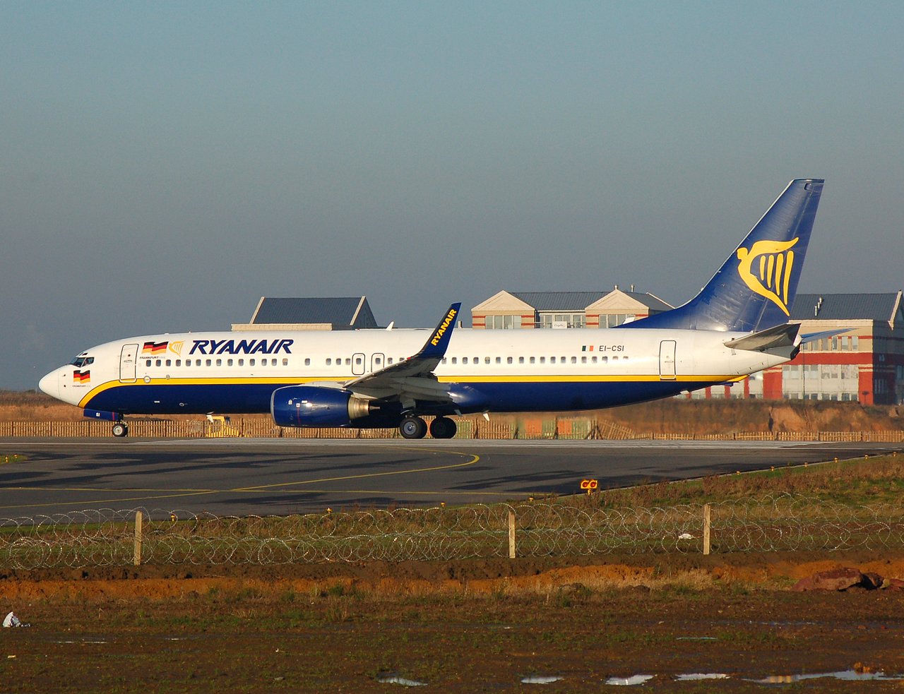 EI-CSI - 737-8AS(WL) - Ryanair - CRL - 22-12-2006b