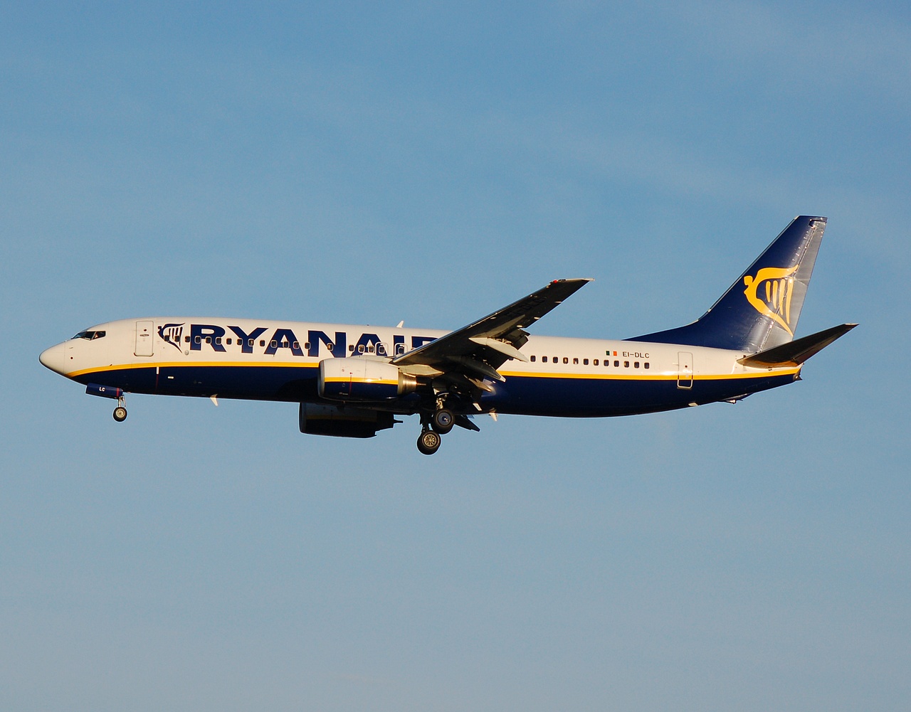 EI-DLC - 737-8AS - Ryanair - LGW - 10-12-2006