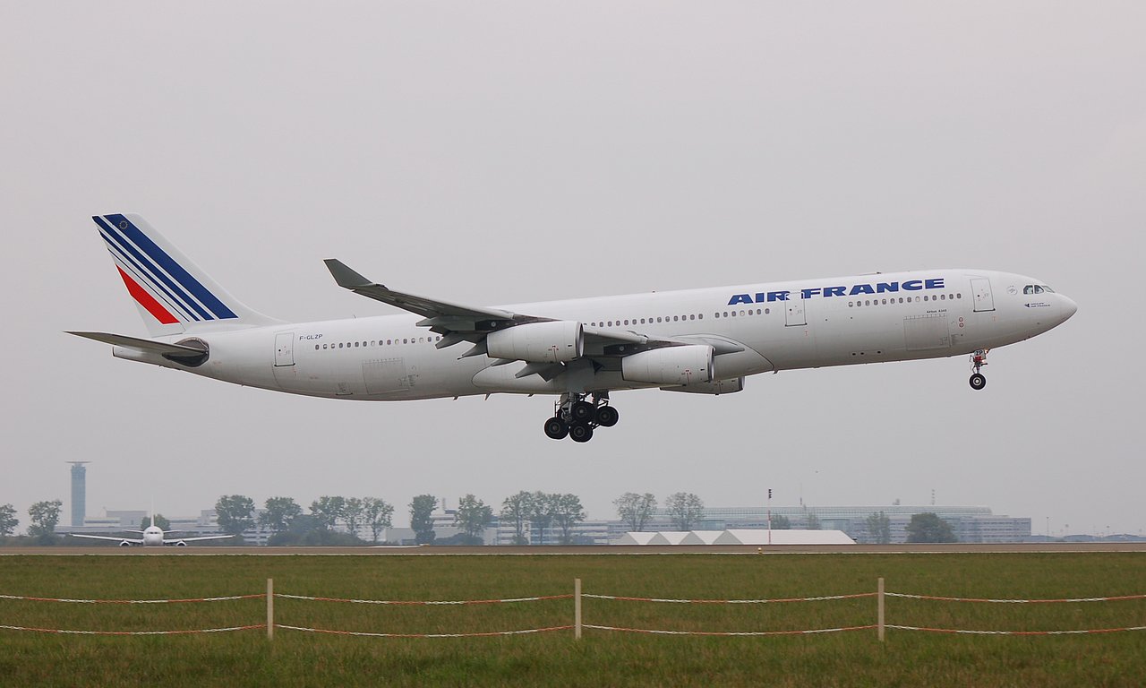 F-GLZP - A340-313 - Air France - CDG - 17-09-2006