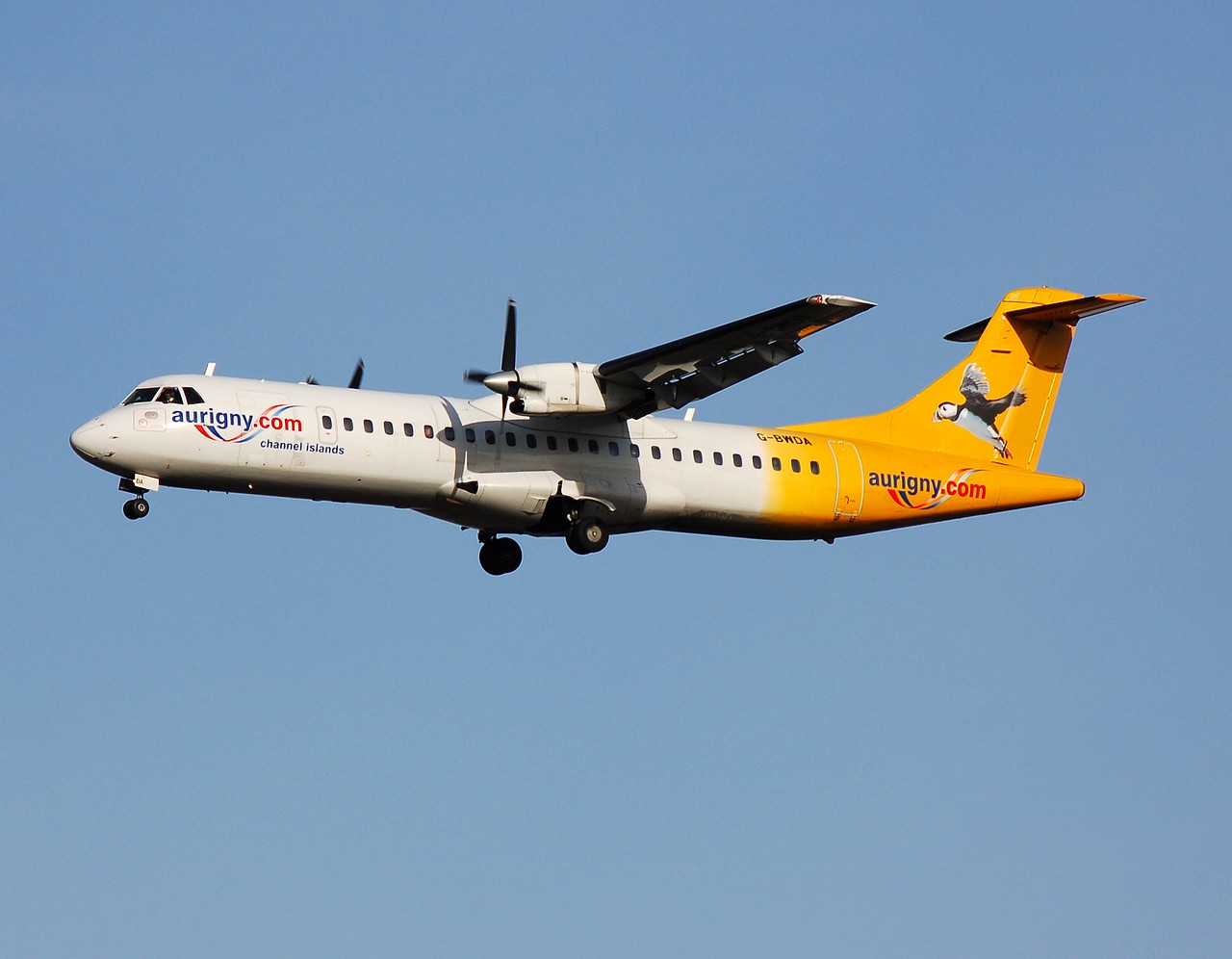 G-BWDA - ATR 72-202 - Aurigny Air Services - LGW - 10-12-2006