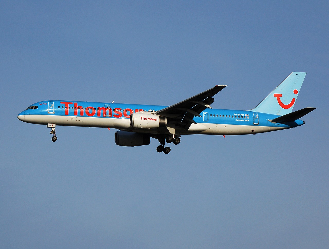 G-BYAH - 757-204 - Thomsonfly - LGW - 10-12-2006b