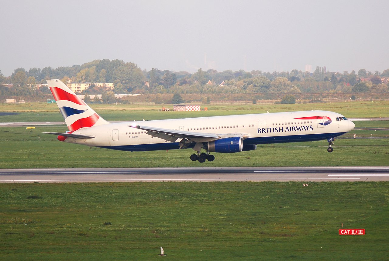 G-BZHB - 767-336(ER) - British Airways - DUS - 14-10-2006
