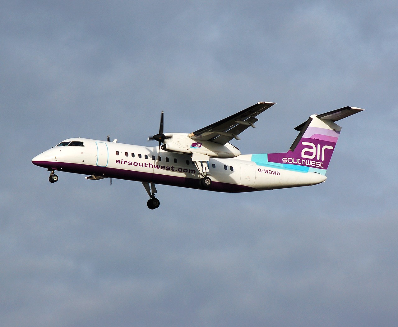G-WOWD - DHC-8-311 - Air Southwest - LGW - 10-12-2006