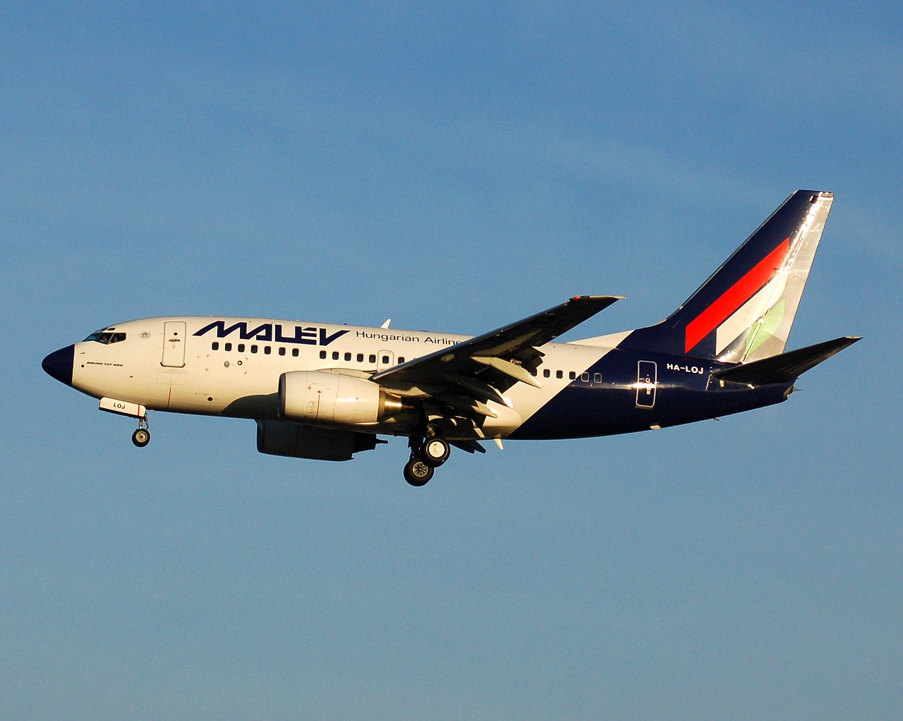 HA-LOJ - 737-6Q8 - Malev Hungarian Airlines - LGW - 10-12-2006