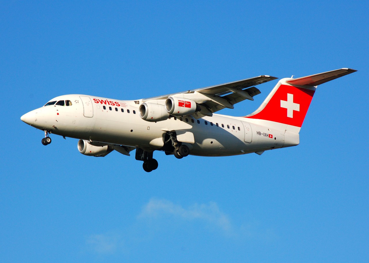 HB-IXH - RJ85 - Swiss - BRU - 26-11-2006