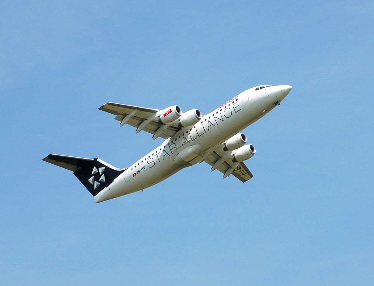 HB-IYU - RJ100 - Swiss - BRU - 18-06-2006