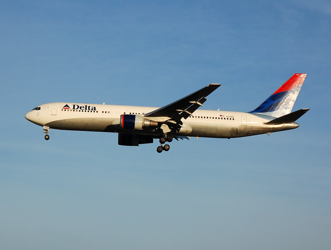 N174DZ - 767-332(ER) - Delta Air Lines - LGW - 10-12-2006
