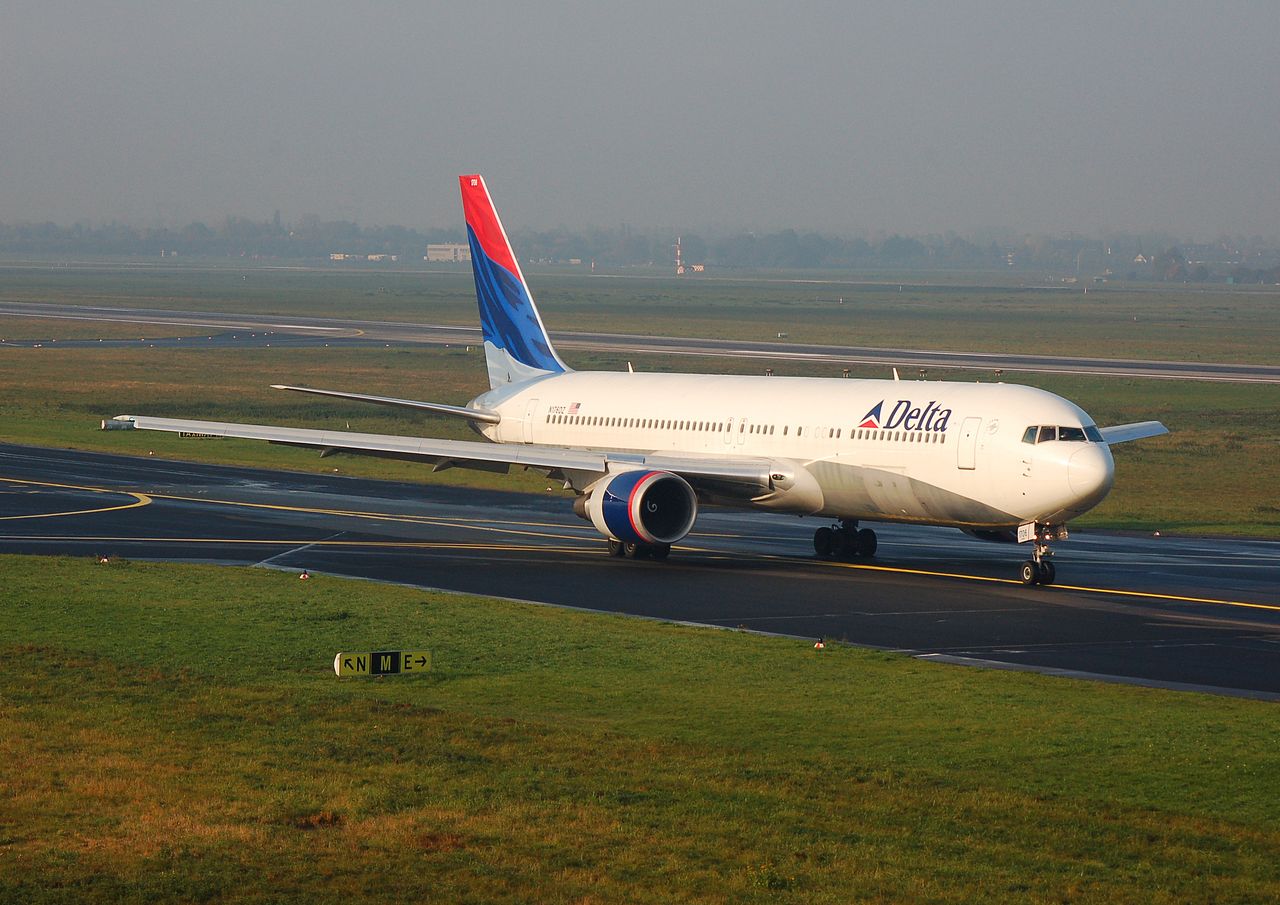 N176DZ - 767-332(ER) - Delta Air Lines - DUS - 03-11-2006