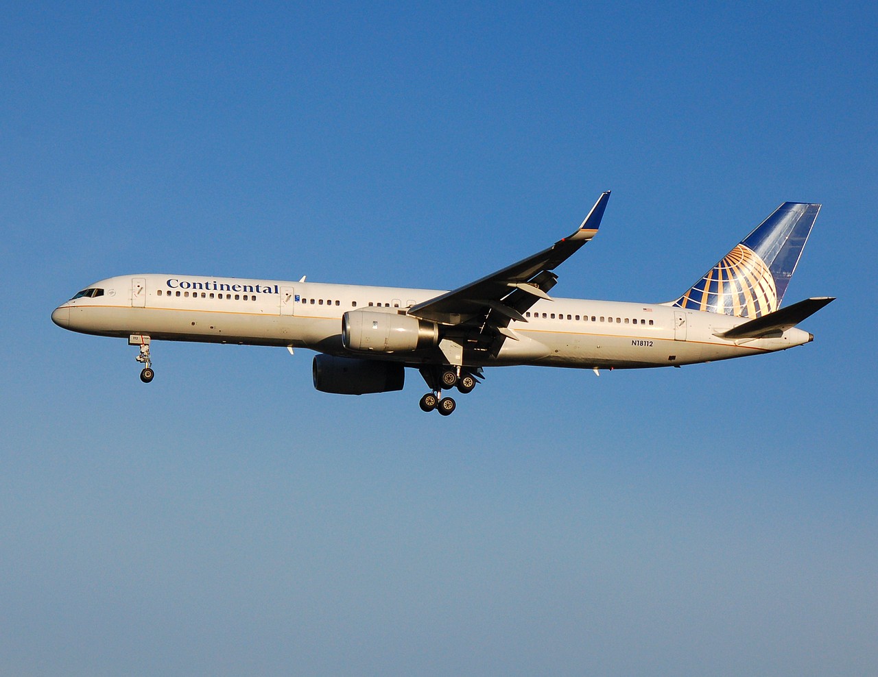 N18112 - 757-224(WL) - Continental Air Lines - LGW - 10-12-2006b