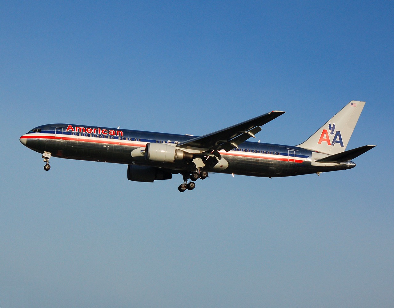N325AA - 767-223(ER) - American Airlines - LGW - 10-12-2006