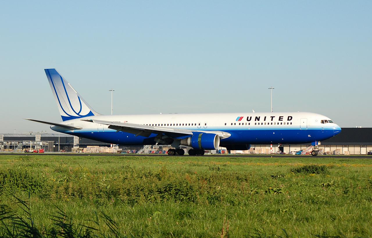 N642UA - 767-322(ER) - United Airlines - AMS - 10-09-2006b