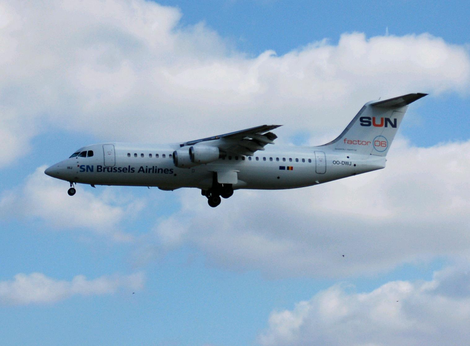 OO-DWJ - RJ100 - SN Brussels Airlines - BRU - 08-09-2006