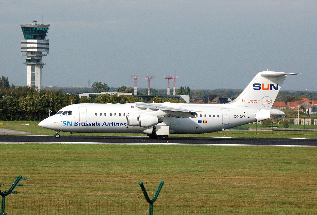 OO-DWJ - RJ100 - SN Brussels Airlines - BRU - 09-10-2006