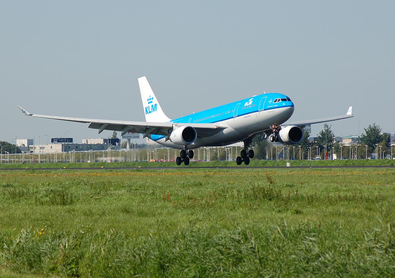 PH-AOE - A330-203 - KLM Royal Dutch Airlines - AMS - 10-09-2006