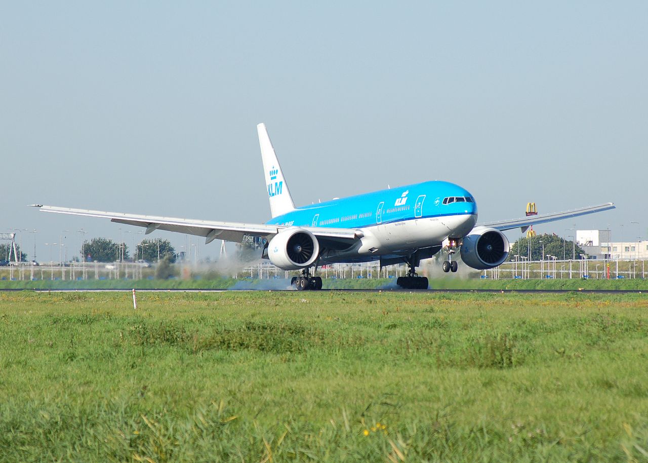 PH-BZH - 767-306(ER) - KLM Royal Dutch Airlines - AMS - 10-09-2006