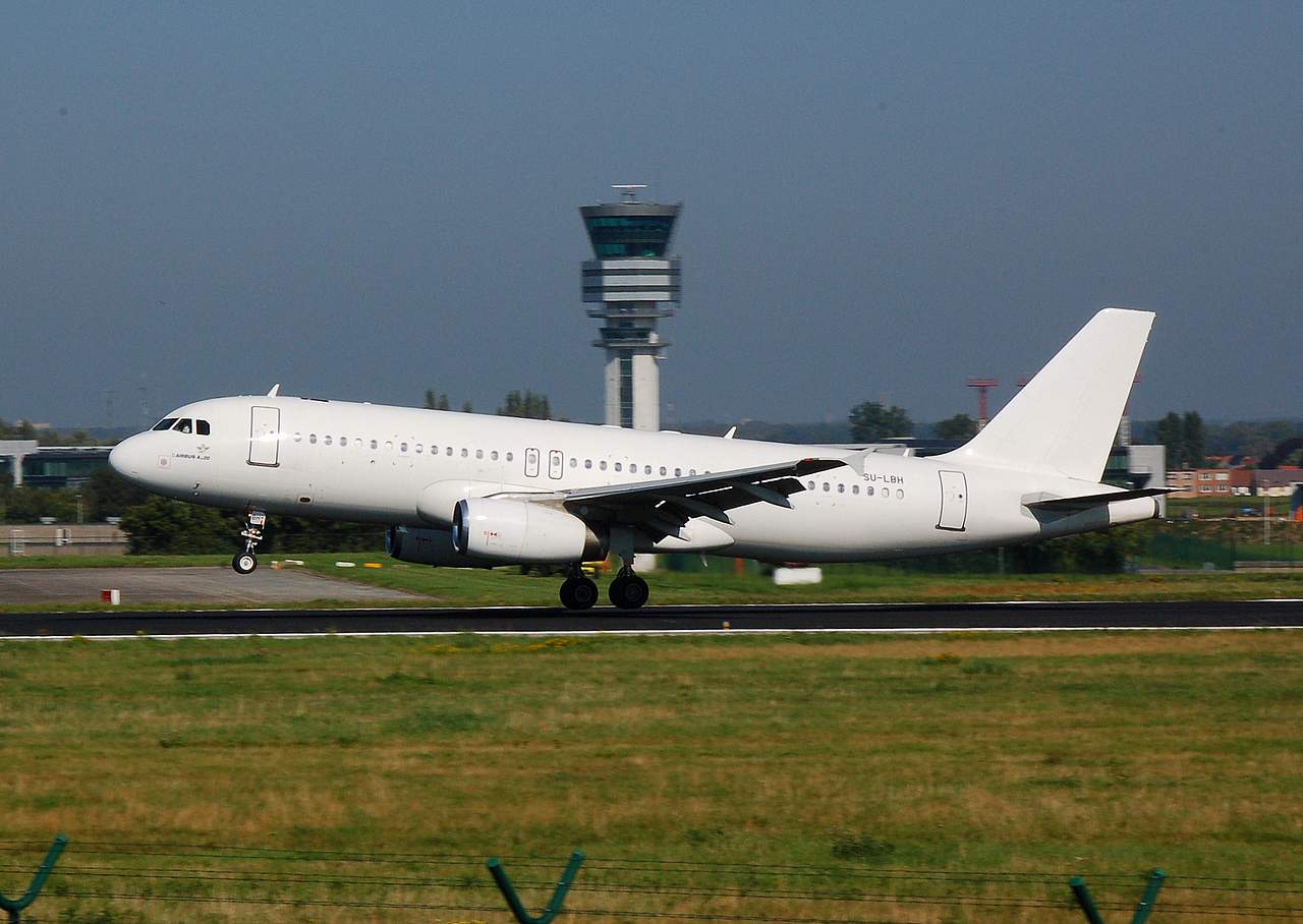 SU-LBH - A320-233 - Lotus Air - BRU - 21-09-2006