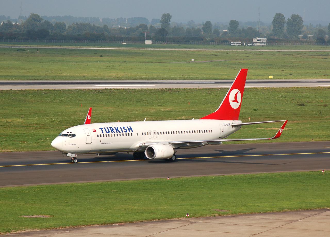 TC-JGE - 737-8F2(WL) - Turkish Airlines - DUS - 14-10-2006b