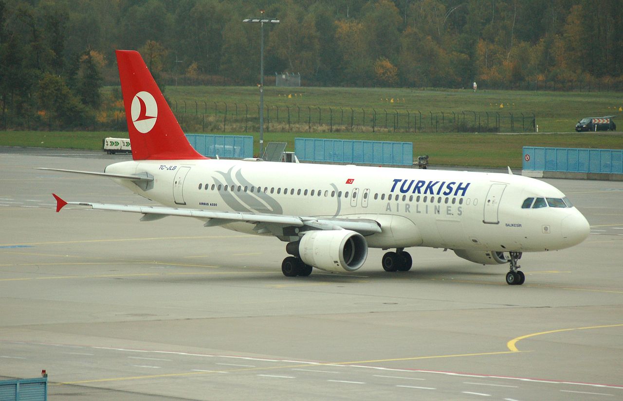 TC-JLB - A320-214 - Turkish Airlines - CGN - 31-10-2006