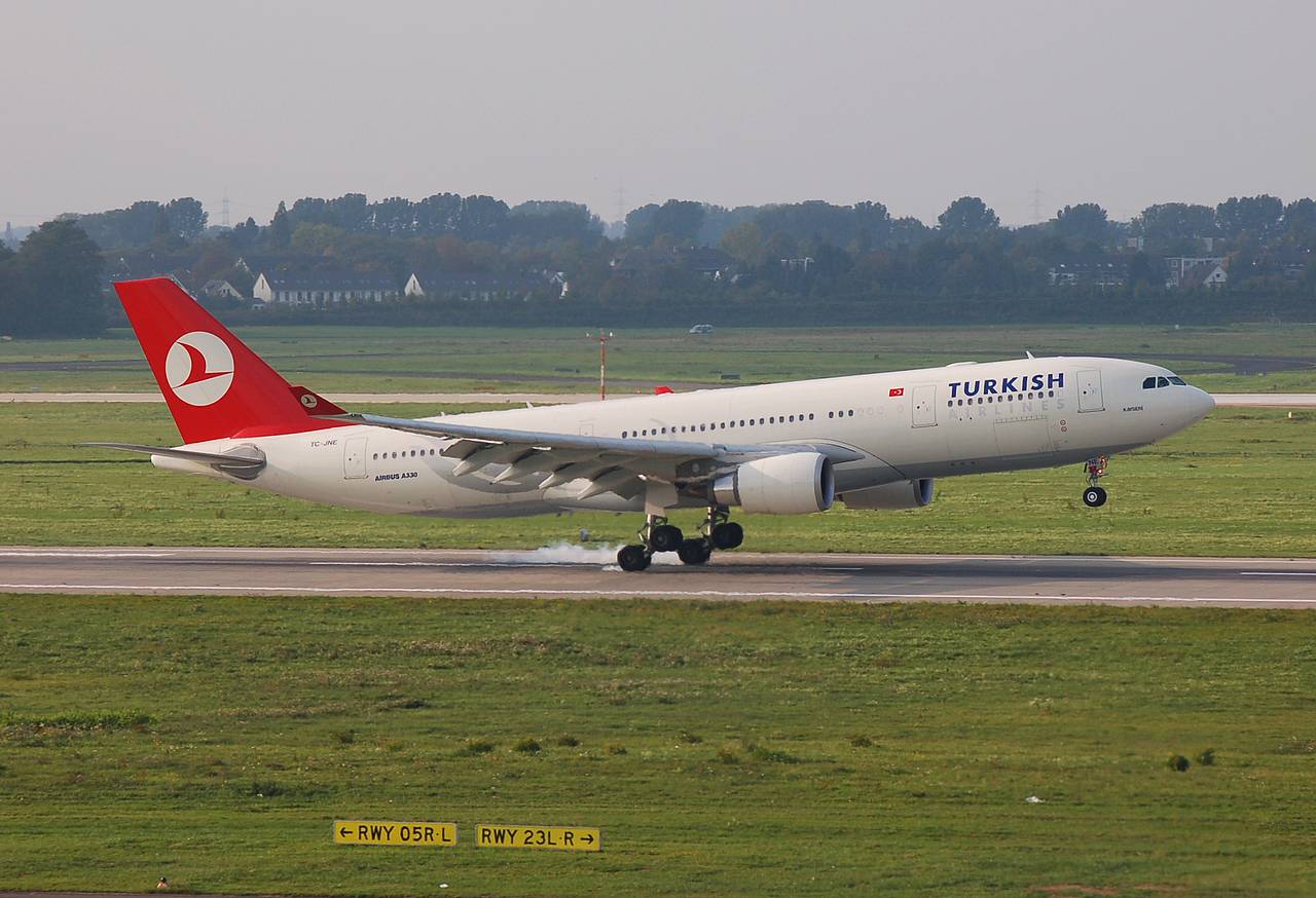 TC-JNE - A330-203 - Turkish Airlines - DUS - 14-10-2006