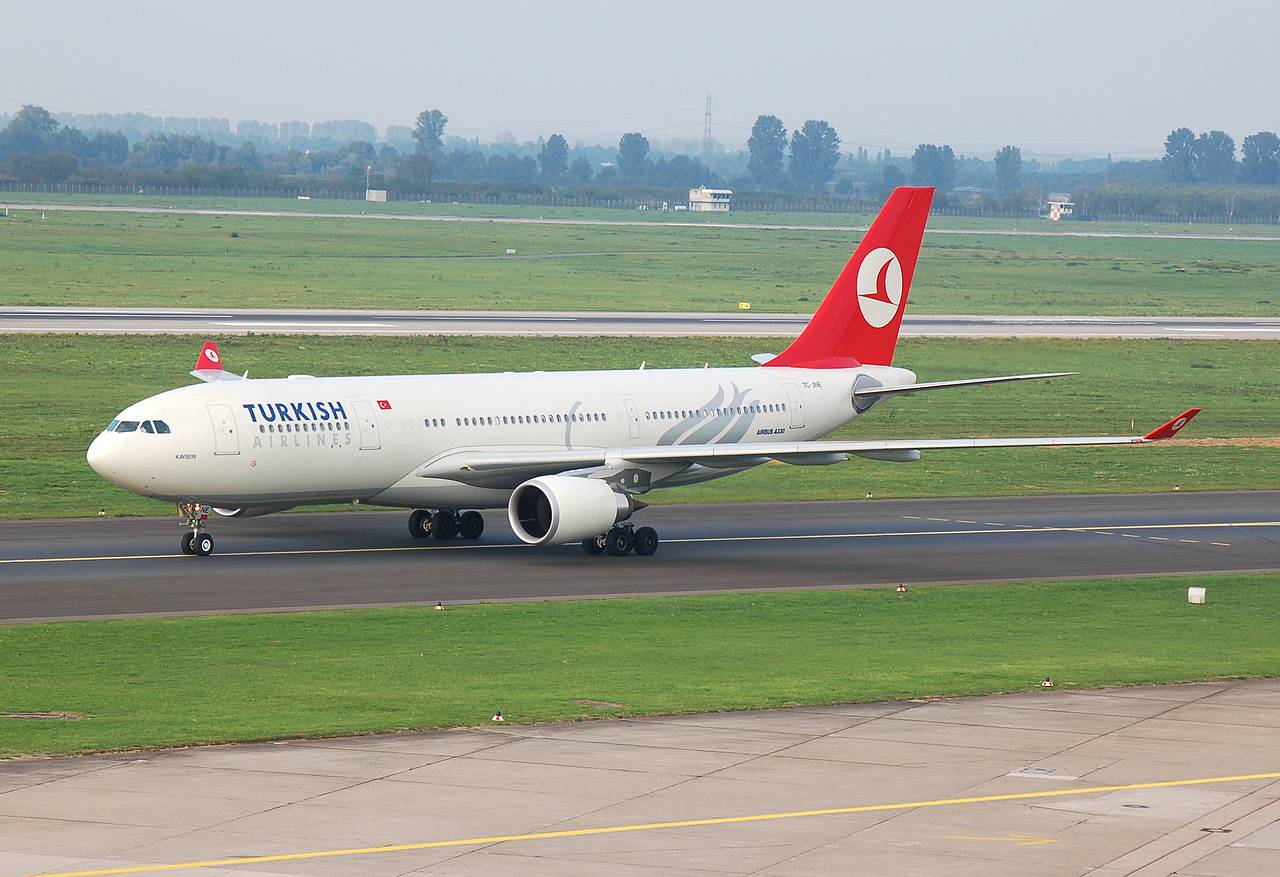 TC-JNE - A330-203 - Turkish Airlines - DUS - 14-10-2006b