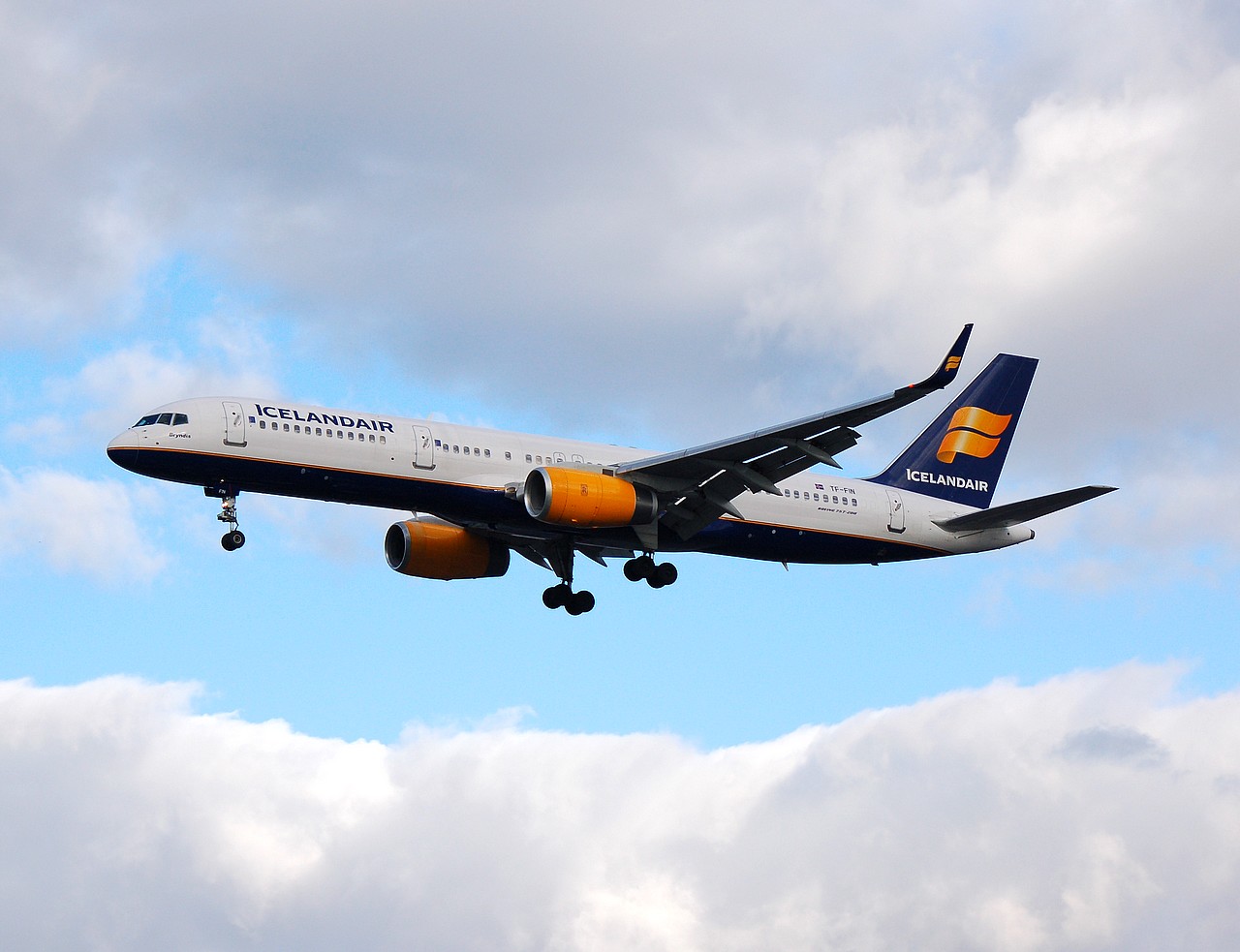 TF-FIN - 757-208(WL) - Icelandair - LHR - 13-11-2006