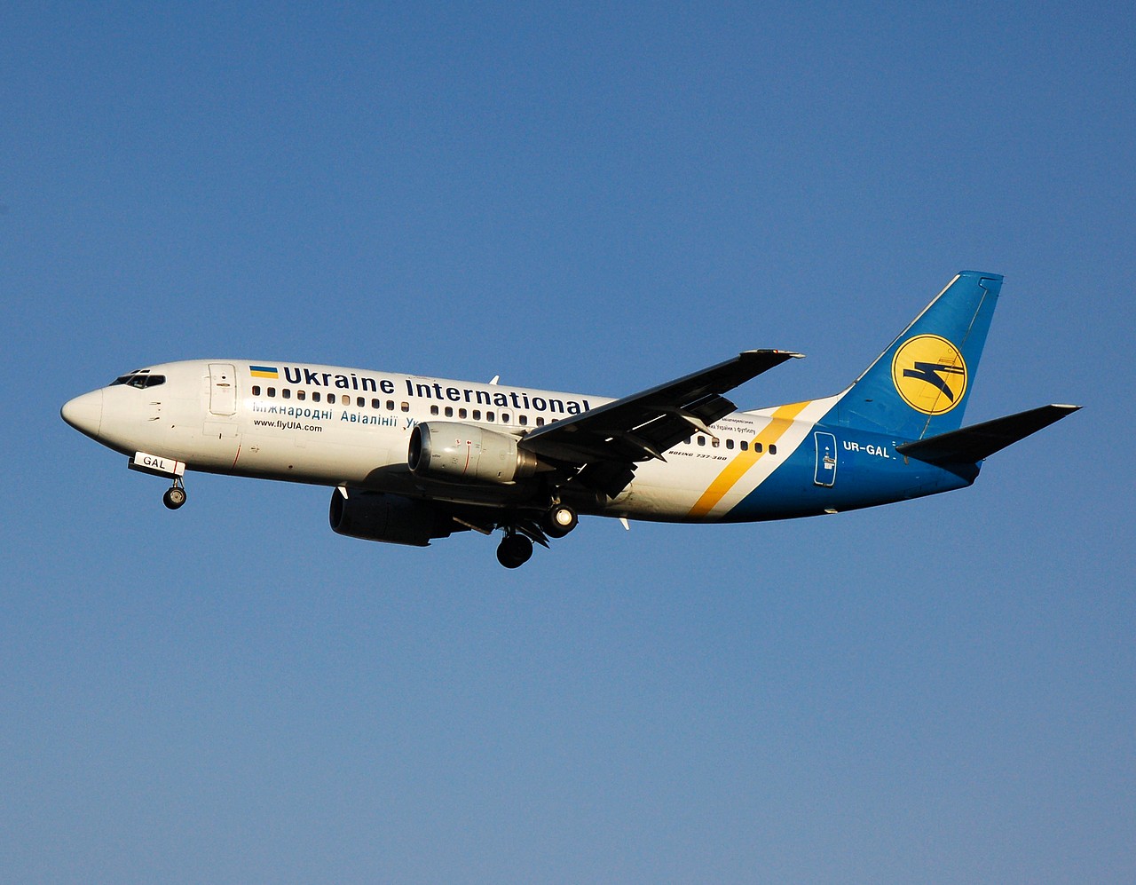 UR-GAL - 737-341 - Ukraine International Airlines - LGW - 10-12-2006