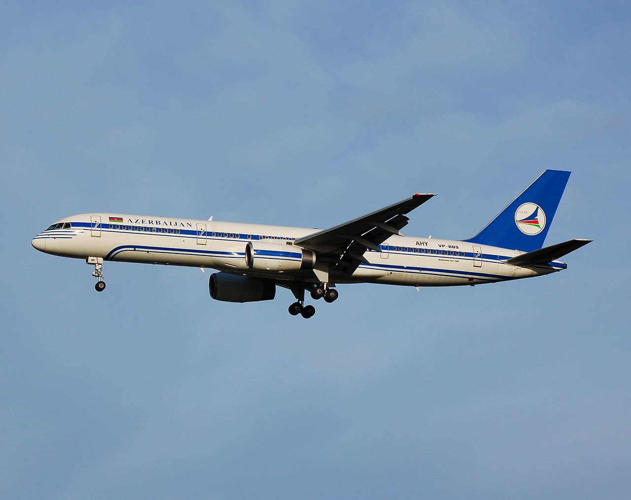 VP-BBS - 757-22L - AZAL Azerbaijan Airlines - LGW - 10-12-2006b