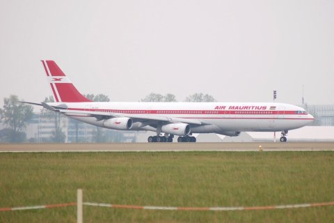 3B-NAV - A340-312 - Air Mauritius - CDG - 17-09-2006
