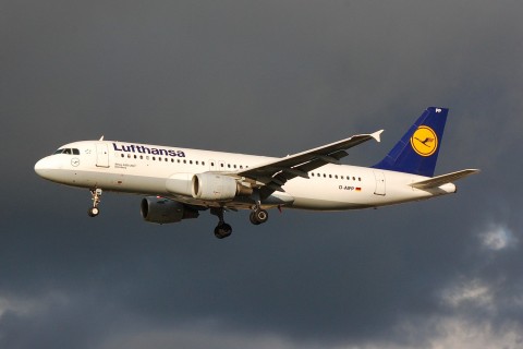 D-AIPP - A320-211 - Lufthansa - LHR - 13-11-2006