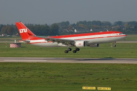 D-ALPH - A330-223 - LTU International Airways - DUS - 14-10-2006b