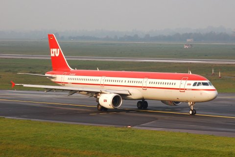 D-ALSC - A321-211 - LTU International Airways - DUS - 03-11-2006
