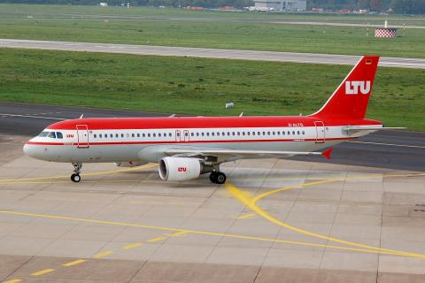 D-ALTG - A320-214 - LTU International Airways - DUS - 14-10-2006b