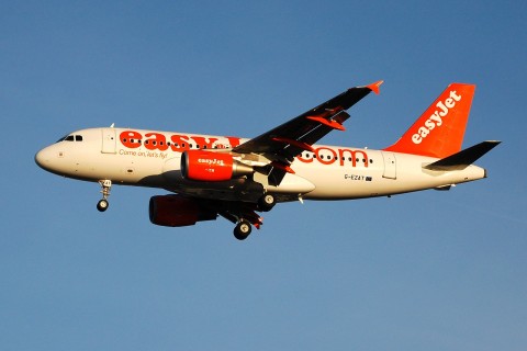 G-EZAT - A319-111 - easyJet - LGW - 10-12-2006