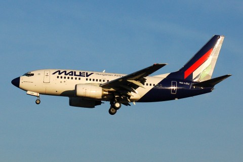 HA-LOJ - 737-6Q8 - Malev Hungarian Airlines - LGW - 10-12-2006