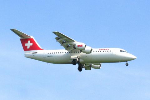 HB-IYQ - RJ100 - Swiss - BRU - 09-06-2006