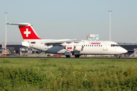 HB-IYR - RJ100 - Swiss - AMS - 10-09-2006